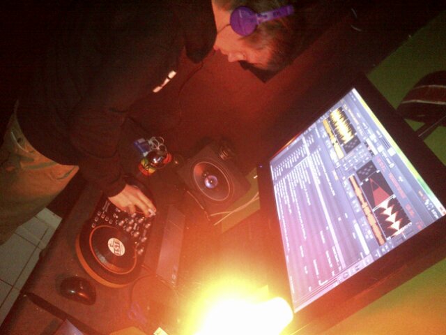 ..* I WILL FOLLOW BACK IMMEDIATELY !!! *...//4 m0re inf0 invite pin:2BE3086B   .....EDM/DUTCH H0USE BANGERS ALL THE WAY *..!!!