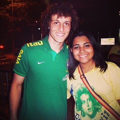 é fã do David Luiz mas nao sabe quem é a Mi!!