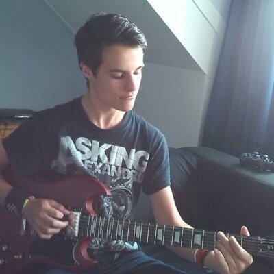 Old account. Follow my new one @DaanvanMonsjou.
