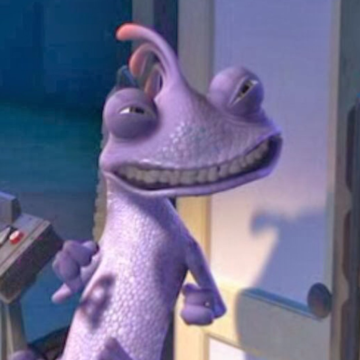 ME DESTERRARON A VUESTRO JODIDO MUNDO HUMANO Y LUEGO HIZE ESTA CUENTA. SULLEY Y MIKE SON CACAS ,Y YO SOY EL MEJOR ASUSTADOR #SpanishFakeAngryRoyals