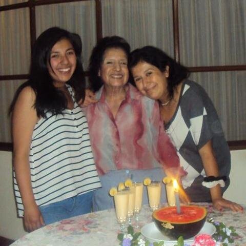 Mamá, hija, amiga que disfruta de estudiar/ A mom, daughter, friend who enjoys studying