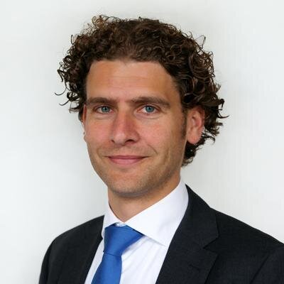Adviseur bedrijven Univé @univedichtbij, http://t.co/dH9cCGwe, sport, film, reizen, lezen, leren, computers, enzovoort.
