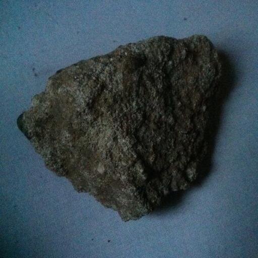 Ik ben Henk de steen,
Ik ben onlangs ontvoerd.
Ik mis mijn eigenaar erg.