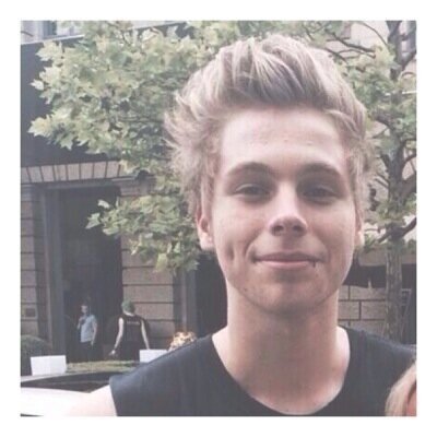 please follow @lukespizzaroll bc i gave you a free follow :) she'll follow back if you ask!