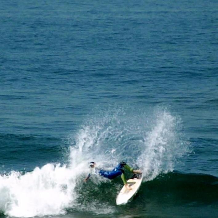 Eu sou Vinícius Parra, surfista local de Santos