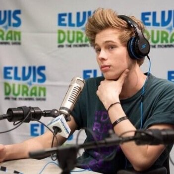 Follow @leflawedfille and tweet her a pic of your sunshine or Any of the magcon, 5SoS and 1D ladsssss for a followback xx