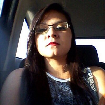 Soy psicóloga aunque parezca que la loca soy yo, trabajo en un sistema de ingles y soy un simple, sencilla,carismática mortal.