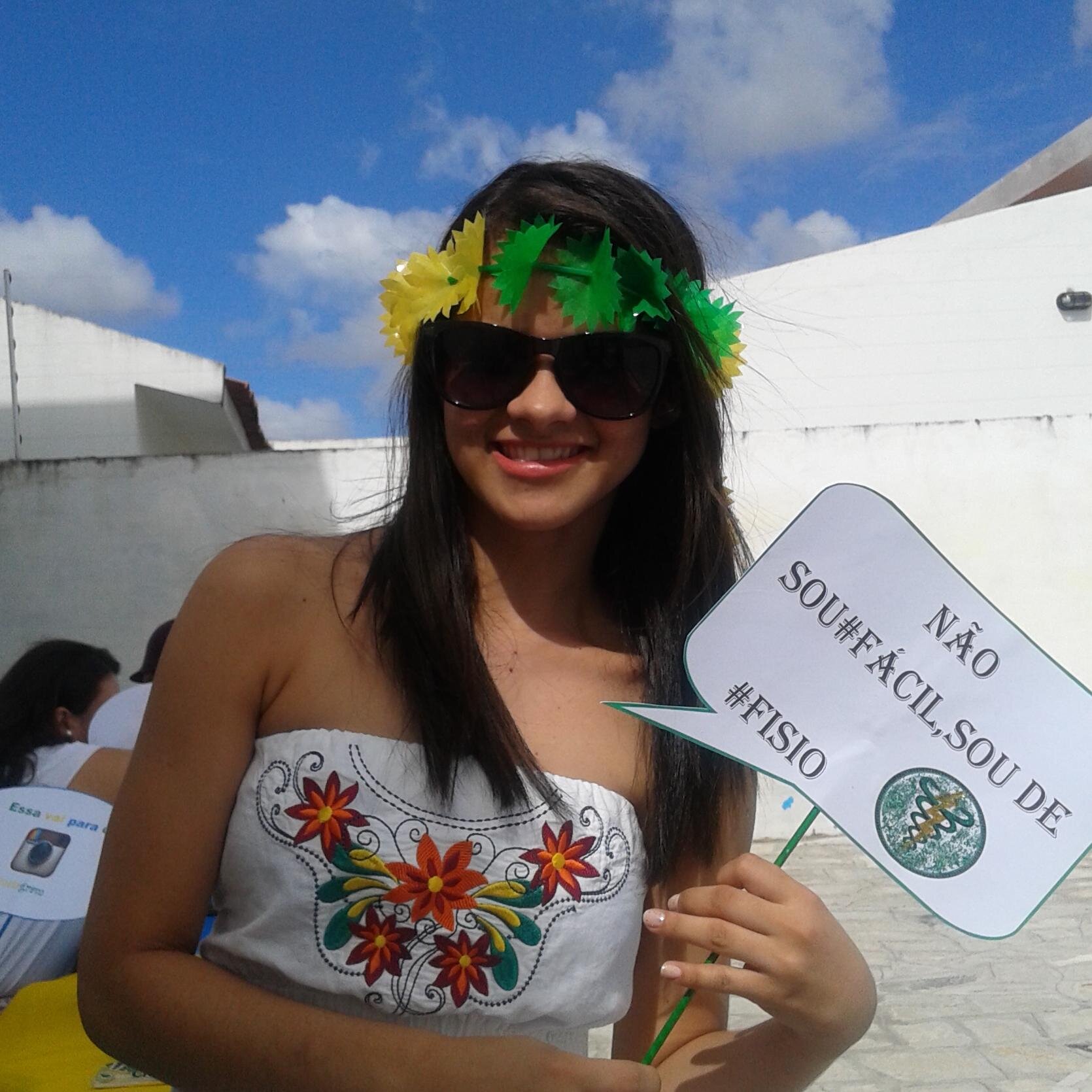 solteira, estudante de  fisioterapia, evangélica , amo Deus e família ;)Eu realmente não gosto de nenhum defeito nos outros , e eu tenho praticamente todos.