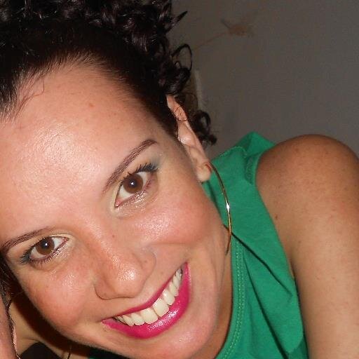 Filha de Deus que o ama acima de todas as coisas, escritora de peças teatrais,  radialista, casada.