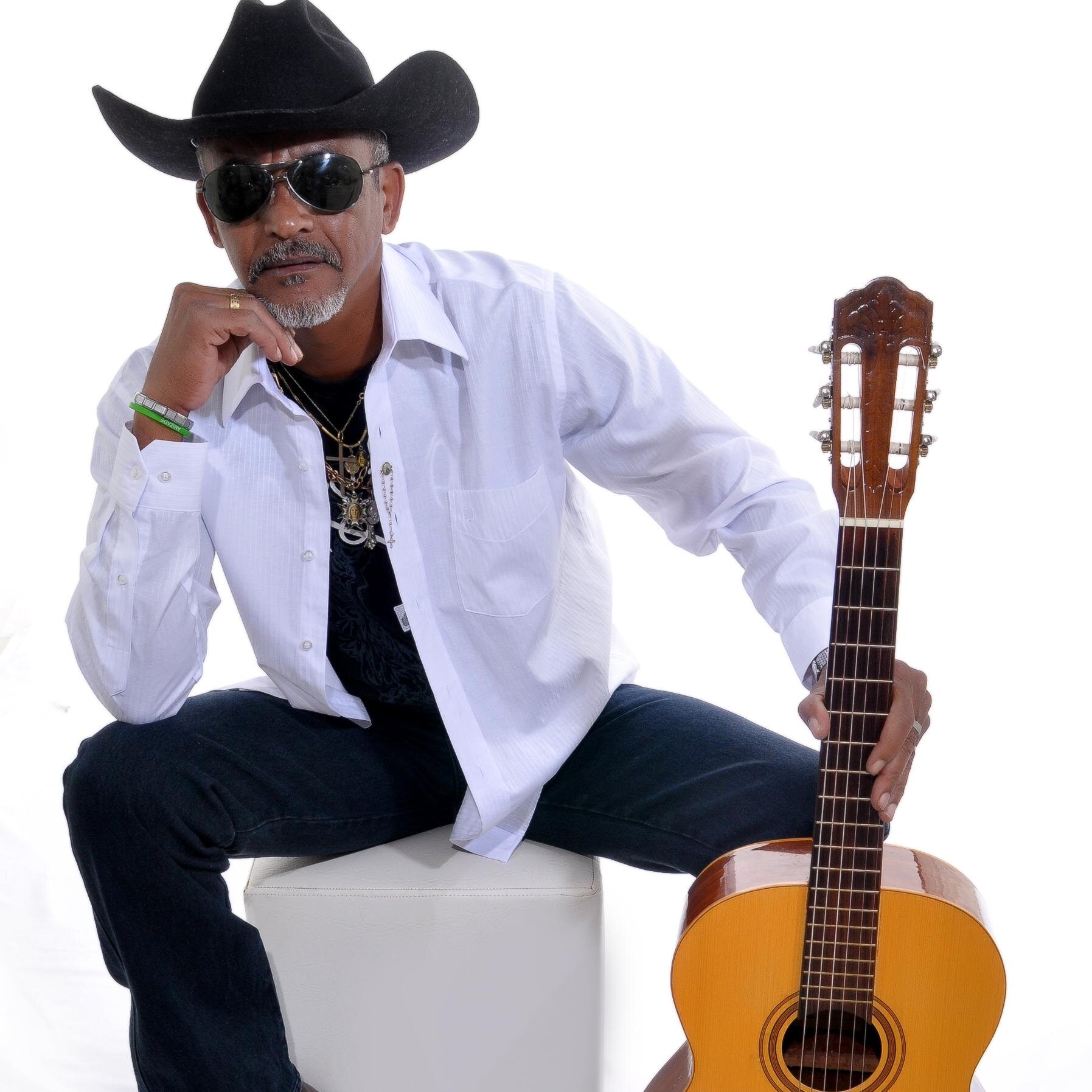 sou servidor publico estadual,uberlandense ,cantor e compositor da musica sertaneja tenho cinco cd-s gravados os quais se encontram no youtube,....G.ferreira