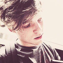 em chuva de piroca, louis tomlinson faz o cu de guarda-chuva
