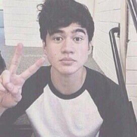 go follow @needmyashton because they gave you a free follow :)