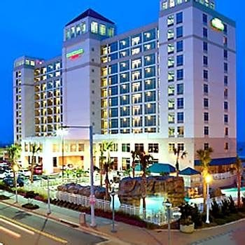 Our Marriott hotel offers easy oceanfront access and a tropical-style outdoor swimming pool that features beautiful rock waterfalls for swimming or relaxing.