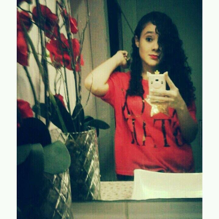 _laarissalira's profile picture. São os pequenos brilhos que encantam, os holofotes cegam.
-Clarice Lispector