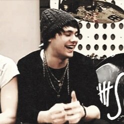 you don't know what love feels like until you've watched ashton irwin laugh ☹/4