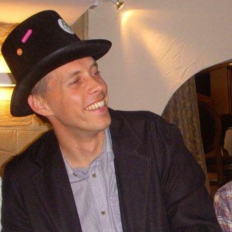 timlangbeen's profile picture. Zot van creatieve communicatie. Fier op CM, werkgever met maatschappelijke meerwaarde. Houdt van feestjes, mensen en leven.