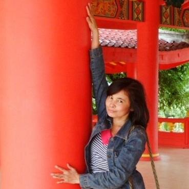 English《--》Indonesian translator, writer/blogger, books eater, food combining practitioner, traveler, badminton lover, ...