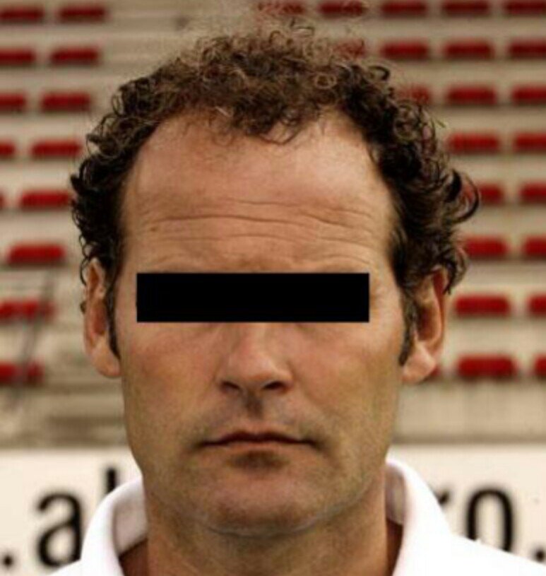 rechterhand van Louis, dan van guus en dan waag ik zelf een poging