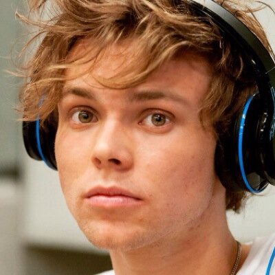 Main acc @hxrryasfuck , dont follow this one xxx