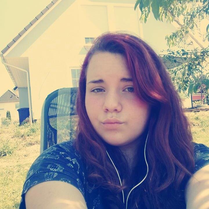 ladyflocke's profile picture. Facebook und YouTube suchti