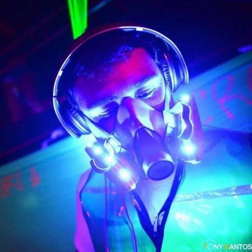 CEO New Trend Produtora / Producer and DJ
http://t.co/MJFDr186tc (Alekx)