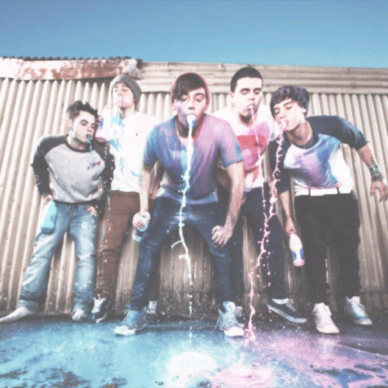 I like youtubers, mostly The Janoskians. They're not a fucking boyband •