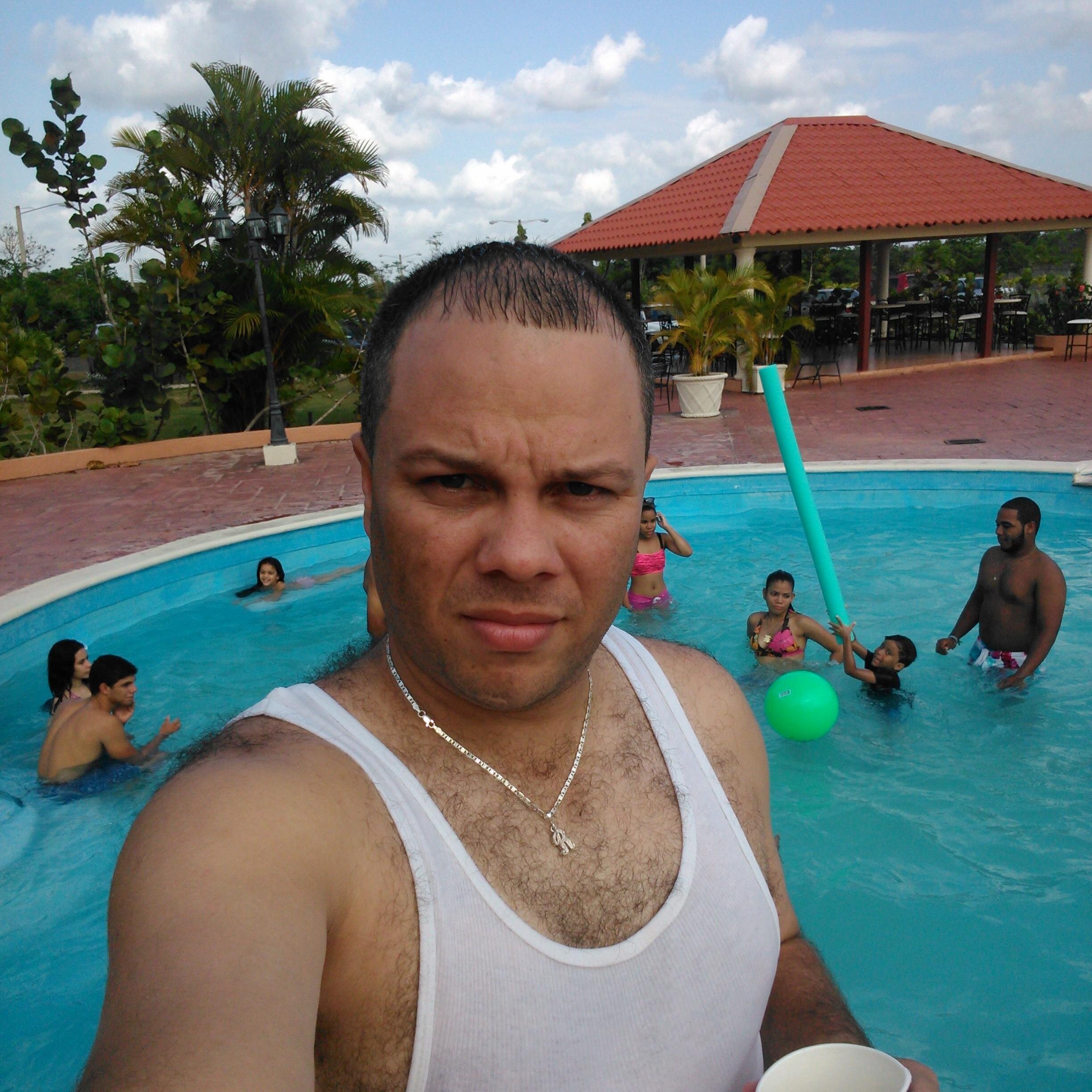 Robertoovalles's profile picture. 