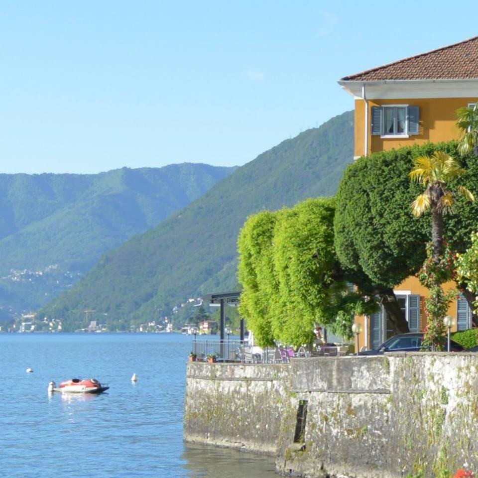 L’hotel Villa Belvedere è lì, quasi a voler dominare il lago, è una prima donna, che si mostra, nella sua bellezza