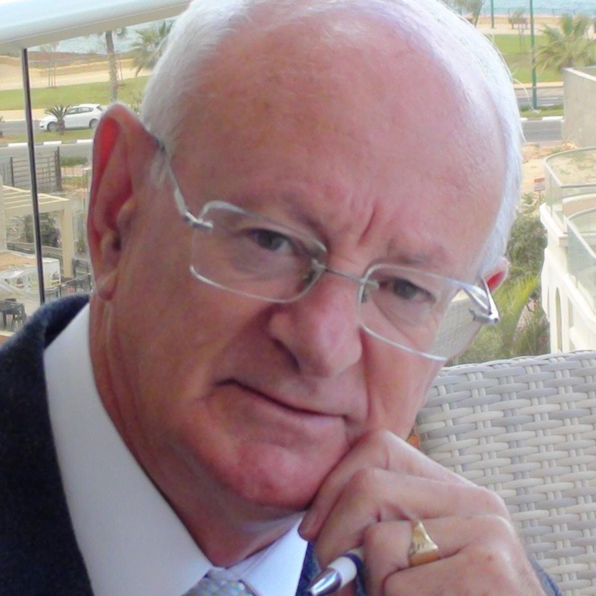 shaw and barry Graham shaw, phd academic rank and title: professor biochemistry educational background: 1979 - 1983 bristol polytechnic 1983 - 1987 aston university. shaw and barry Graham shaw, phd academic rank and title: professor biochemistry educational background: 1979 - 1983 bristol polytechnic 1983 - 1987 aston university.
