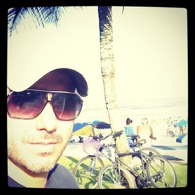 38 anos, consultor de vendas, casado, 2 filhos, santista fanático, e com esperança de um futuro de paz...