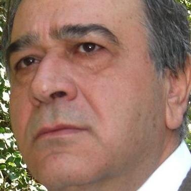 Το account είναι ενάντια στον ΣΥΡΙΖΑ. Εγώ: Σταματώ στο χρόνο. Απομονώνω στιγμές του. Τις μεταφέρω.