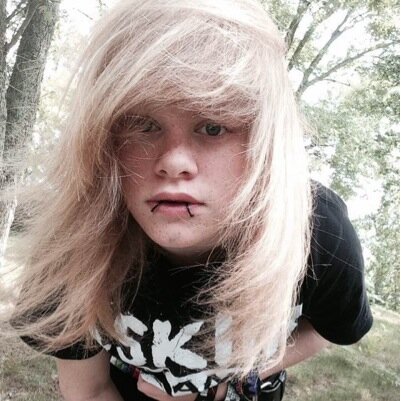 Hi I'm gracie I'm fun weird and everything else Im 18