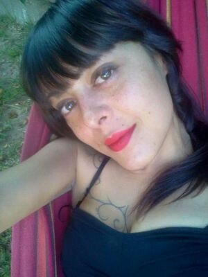 enamorada, feliz, enganchada a la tinta, con la mente turbia y las ideas claras, tu cuerpo como forma de vida. te amo hija del mal,