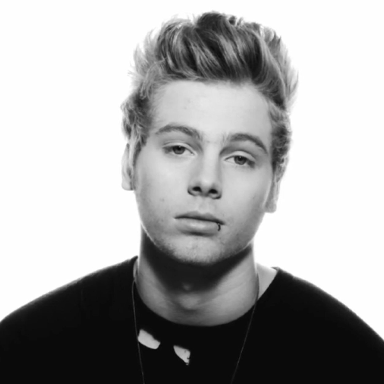 hey beautiful, please follow @beckyhxmmo as she gave you this free follow. her goal is 5k, she follows back and can dm you to lrh/4, just ask!! ily all x