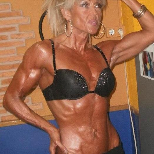 Personal Fitness Trainer International y Nutrición I.F.B.B. Dietética Superior y Nutrición Aplicada Deportiva.