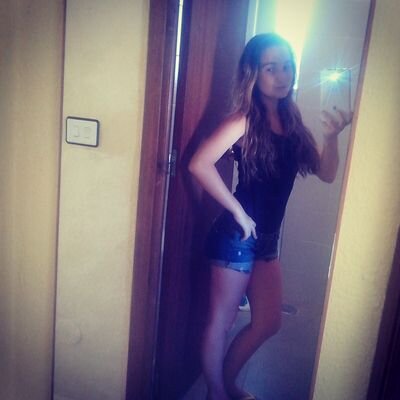 Nací llorando para vivir sonriendo.Subir el volumen de la música, bajar el de los problemas.Sabes mi nombre pero no mi historia. :)teeequiero