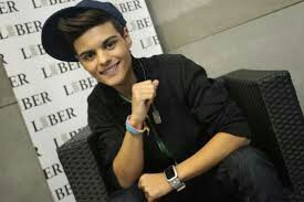 se siente enamorada de Abraham mateo
