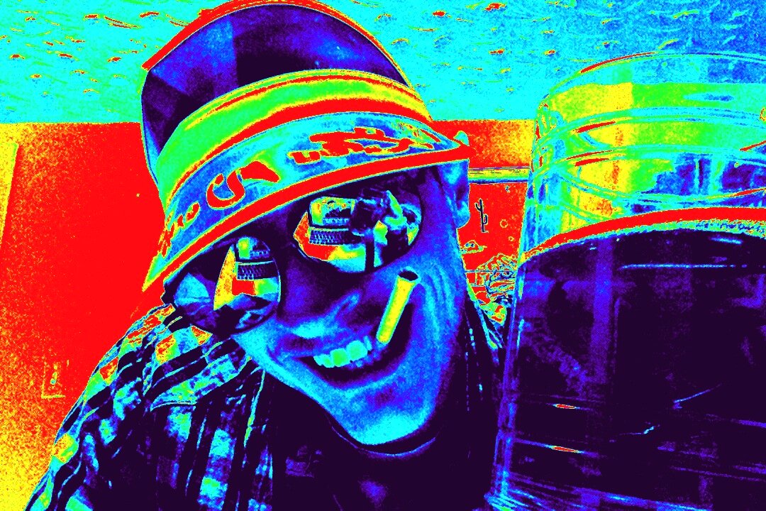 Loves Video Juegos. Booze, Bacon and Blunderbuss, never did get A's in grade school. If anything I shot for S's, Sizzlin' Style!!