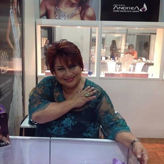 Empresaria gerente Propietaria de joyería. Andrea Primera joyería especializada en Bolivia en el diseño l y elaboración de joyas con piedra bolivianita.