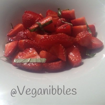 Delicous #vegantreats & #veganfoodporn is to be expected. #Veganfood made easy w. #recipes for #delicous #healthy #snacks & #meals for #takeaway. #veganmealprep