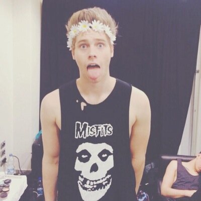 thanks for rt'ing! here's one of your free follows - love @irwinftstylesss x