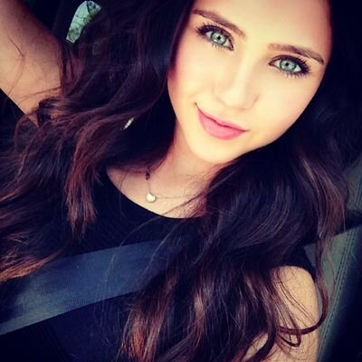 Hi, I'm Emily Hobbs my dad is feeling the TV |best friends♥| @MissCatVal |Food Favorite♥| Macarroni's with cheese and cupcakes ♥