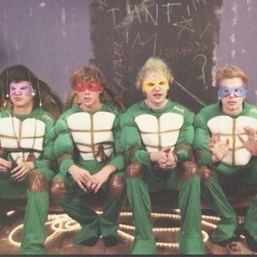 Hi or Hey? I follow back the 5SOS fam!
