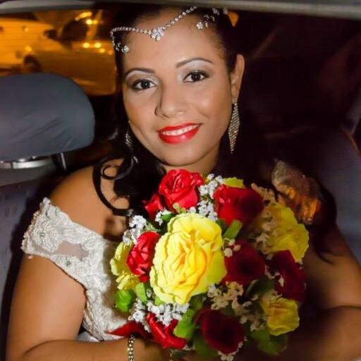 Cante. Dance. beije. Ame. Odeie. brigue. Grite. Sorria. Sinta. A vida passa muito rápido para deixarmos para viver amanhã