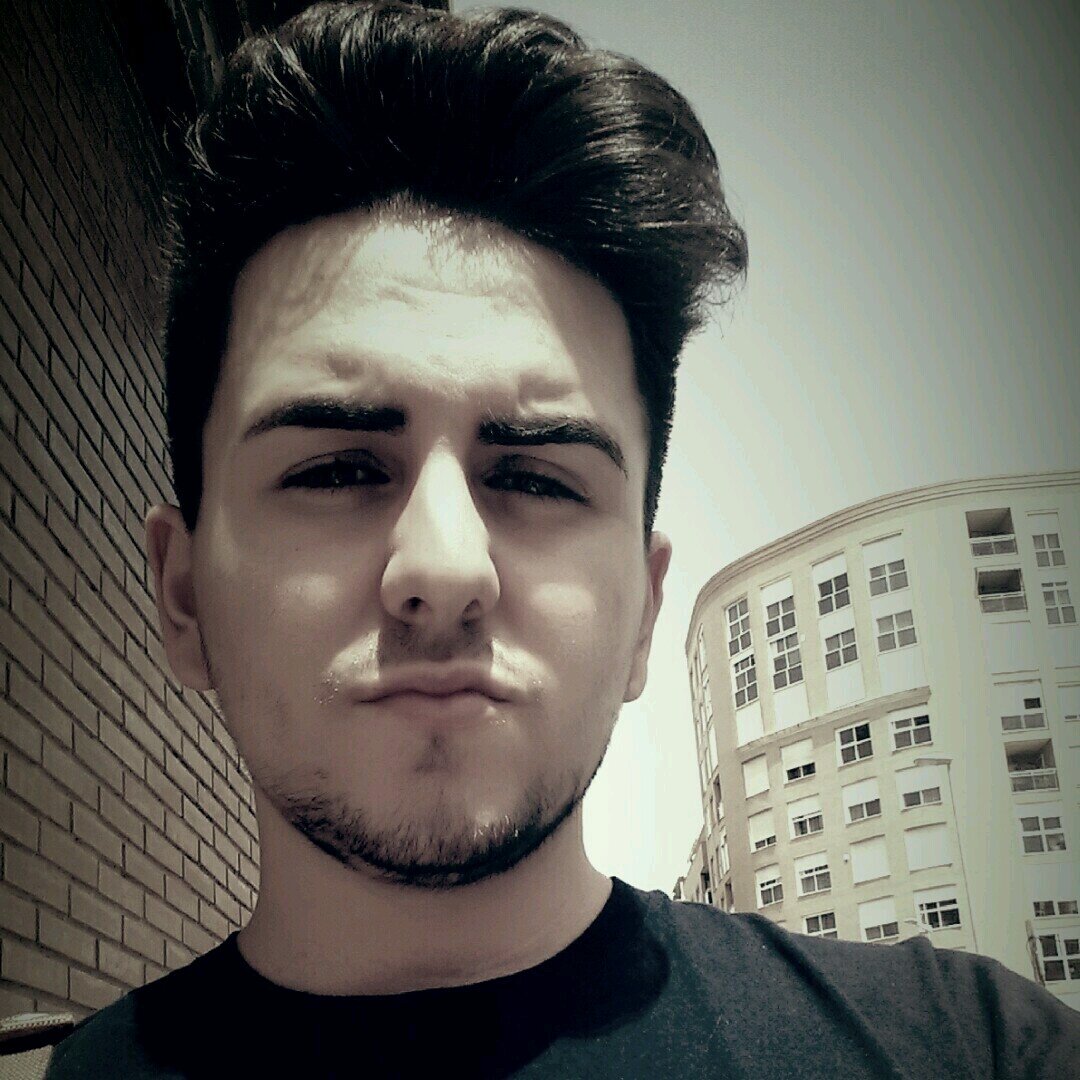 Técnico en peluquería. Actor de @teatroelqlolea.Fiestoadicto.El mundo sin laca, no sería mundo.