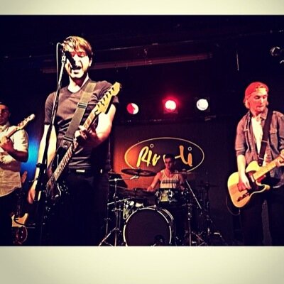 TomOwesMeBeer's profile picture. I guess its punk music.