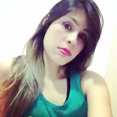 Olhei no espelho e me apaixonei por quem ali refletia. Pela primeira vez na vida, tava amando a pessoa certa.. | 19 | Estudante de Publicidade e Propaganda.