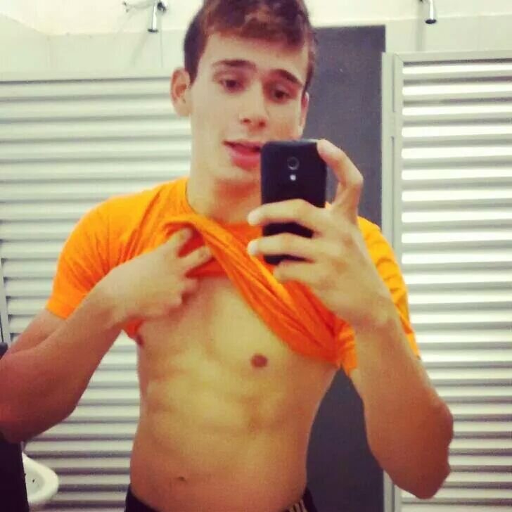 Sonhador✌ Feliz Vivo  
Quem sou eu?  Sou aquele que aprende sozinho  e faz o seu caminho✌ Face:https://t.co/4meJGqOjJX]