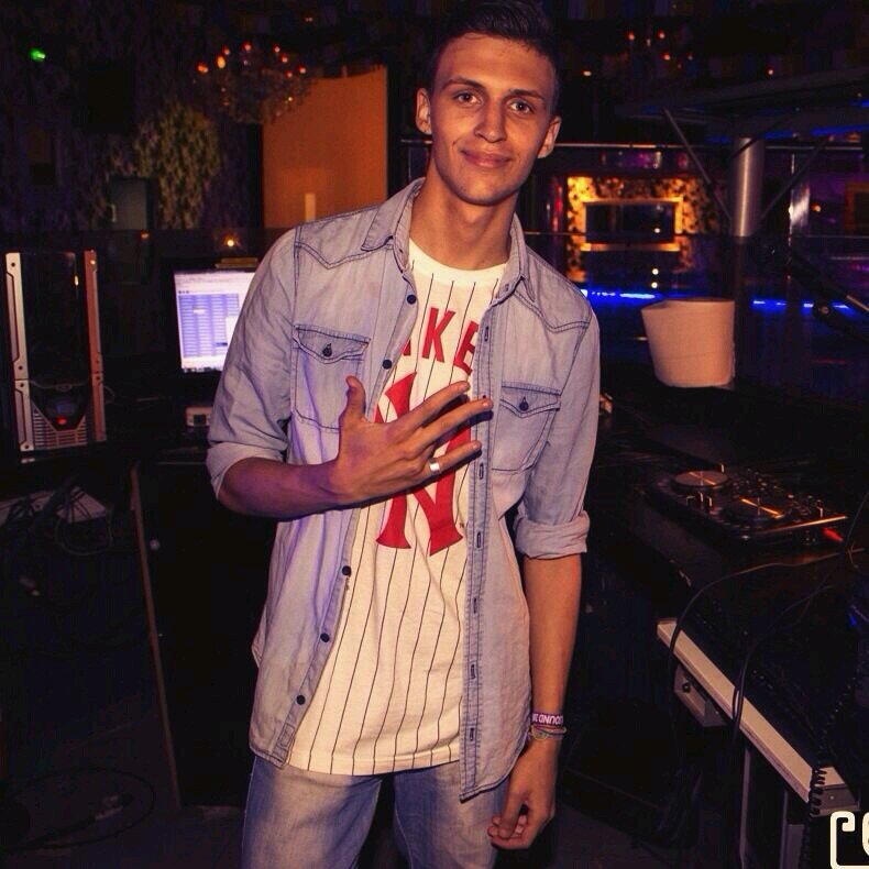 Club De Fans Official De @OfficialAdriH [Músico, DJ & Vocalista] Desde Valencia. Instagram: adrihphoto
Contrataciones: 626112073