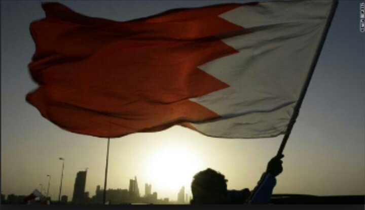 الا ياساحل البحرين..ياريحة هلي الطيبين..اشمك طيب كل عمري..يا اغلى من نظير العين